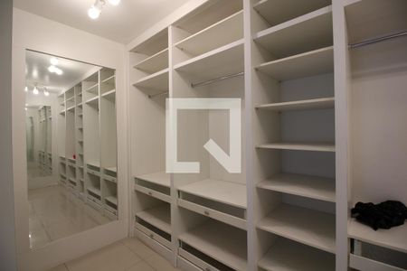 Casa de condomínio para alugar com 1200m², 5 quartos e 2 vagasCloset da Suíte 4