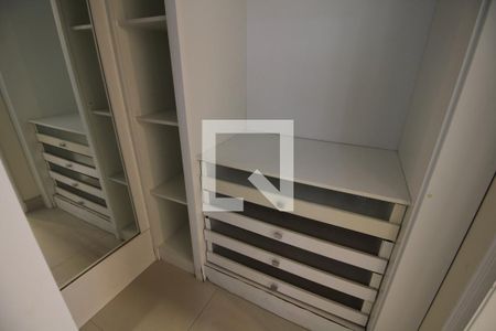Casa de condomínio para alugar com 1200m², 5 quartos e 2 vagasCloset da Suíte 1