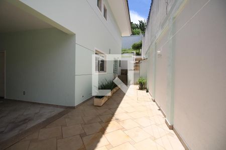 Casa de condomínio para alugar com 1200m², 5 quartos e 2 vagasLateral