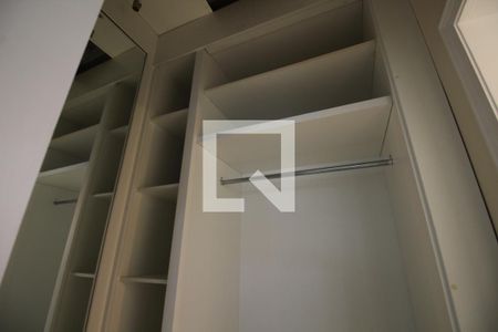 Casa de condomínio para alugar com 1200m², 5 quartos e 2 vagasCloset da Suíte 1