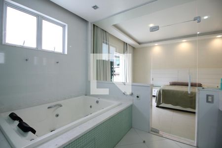 Casa de condomínio para alugar com 1200m², 5 quartos e 2 vagasBanheiro da Suíte 4