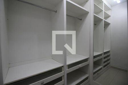Casa de condomínio para alugar com 1200m², 5 quartos e 2 vagasCloset da Suíte 3