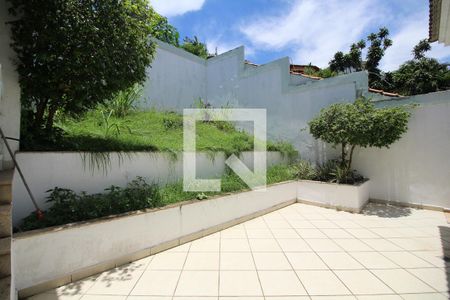 Casa de condomínio para alugar com 1200m², 5 quartos e 2 vagasFundos