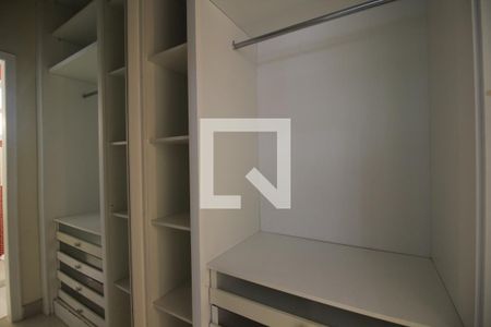 Casa de condomínio para alugar com 1200m², 5 quartos e 2 vagasCloset da Suíte 1