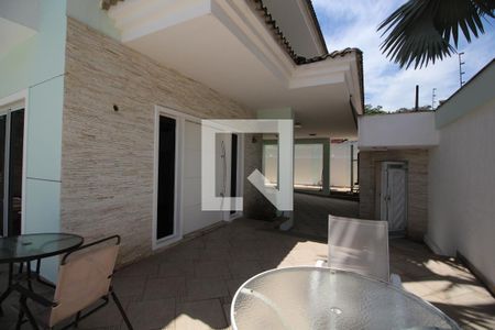 Casa de condomínio para alugar com 1200m², 5 quartos e 2 vagasFrente