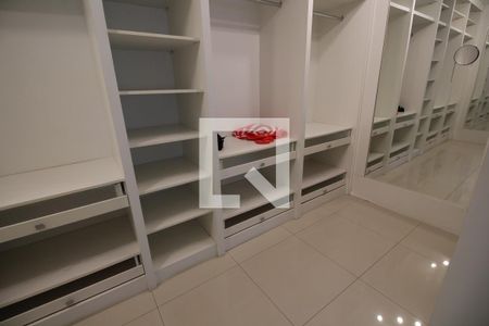 Casa de condomínio para alugar com 1200m², 5 quartos e 2 vagasCloset da Suíte 4