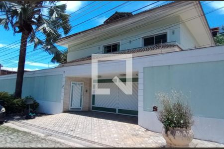 Casa de condomínio para alugar com 1200m², 5 quartos e 2 vagas Casa de condomínio para alugar com 1200m², 5 quartos e 2 vagasFachada