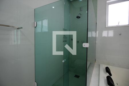 Casa de condomínio para alugar com 1200m², 5 quartos e 2 vagasBanheiro da Suíte 4