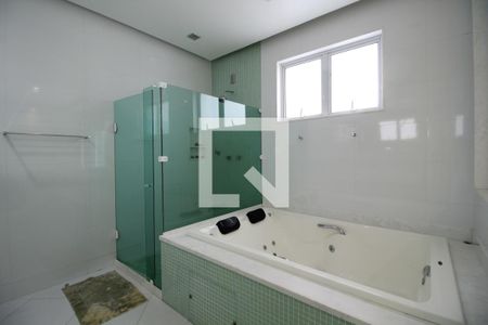 Casa de condomínio para alugar com 1200m², 5 quartos e 2 vagasBanheiro da Suíte 4