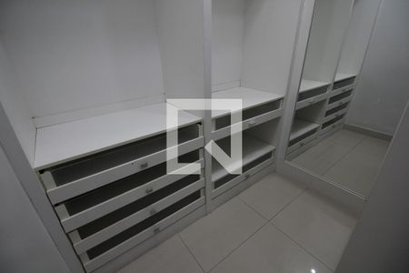 Casa de condomínio para alugar com 1200m², 5 quartos e 2 vagasCloset da Suíte 3