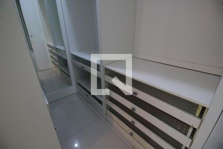 Casa de condomínio para alugar com 1200m², 5 quartos e 2 vagasCloset da Suíte 2