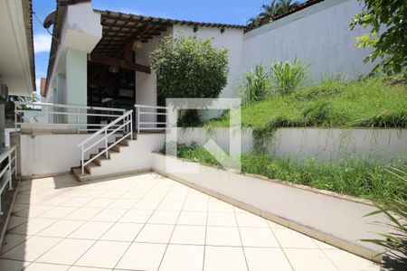 Casa de condomínio para alugar com 1200m², 5 quartos e 2 vagasFundos