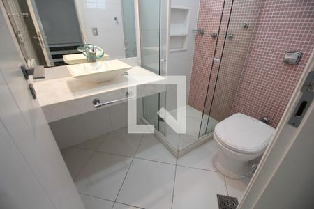 Casa de condomínio para alugar com 1200m², 5 quartos e 2 vagasBanheiro da Suíte 2