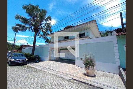 Casa de condomínio para alugar com 1200m², 5 quartos e 2 vagas Casa de condomínio para alugar com 1200m², 5 quartos e 2 vagasFachada