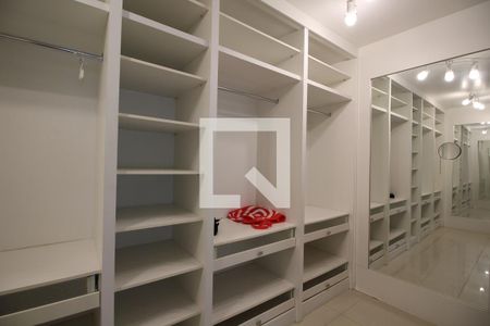 Casa de condomínio para alugar com 1200m², 5 quartos e 2 vagasCloset da Suíte 4