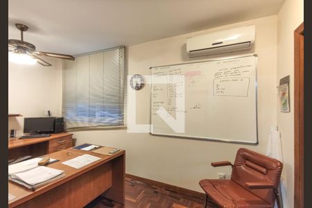 Casa à venda com 328m², 3 quartos e 6 vagasEscritório