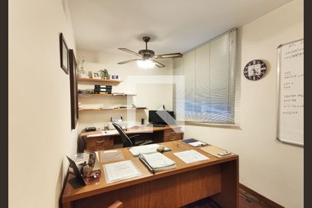 Casa à venda com 328m², 3 quartos e 6 vagasEscritório