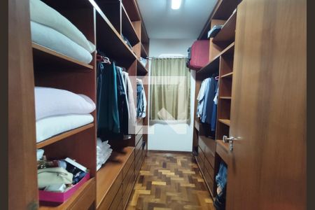 Casa à venda com 328m², 3 quartos e 6 vagasCloset