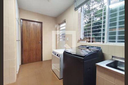 Casa à venda com 328m², 3 quartos e 6 vagasLavanderia