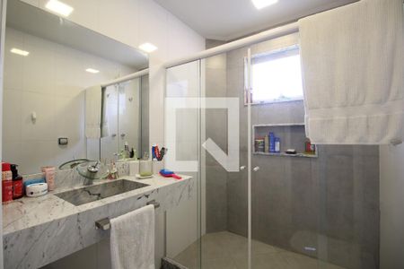 Casa de condomínio à venda com 560m², 4 quartos e 2 vagasBanheiro da Suíte 2