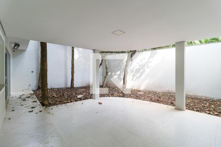 Casa de condomínio à venda com 529m², 4 quartos e 6 vagas Casa de condomínio à venda com 529m², 4 quartos e 6 vagasJardim / Quintal