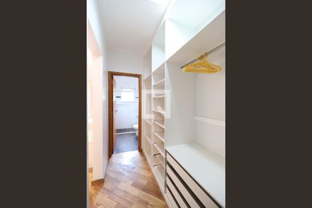 Casa de condomínio à venda com 529m², 4 quartos e 6 vagas Casa de condomínio à venda com 529m², 4 quartos e 6 vagasCloset suíte 3