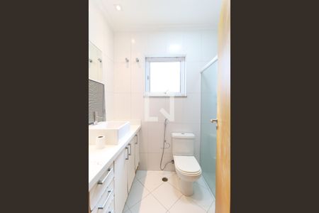 Casa de condomínio à venda com 529m², 4 quartos e 6 vagas Casa de condomínio à venda com 529m², 4 quartos e 6 vagasBanheiro suíte 4