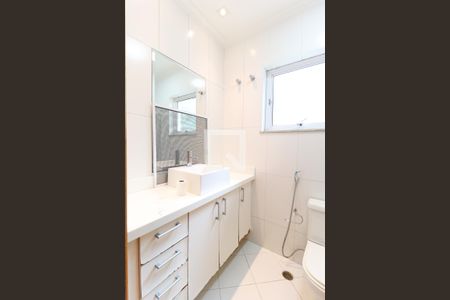 Casa de condomínio à venda com 529m², 4 quartos e 6 vagas Casa de condomínio à venda com 529m², 4 quartos e 6 vagasBanheiro suíte 4