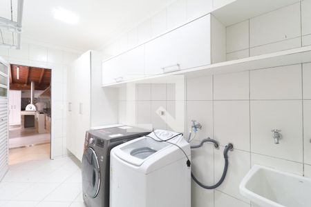 Casa de condomínio à venda com 529m², 4 quartos e 6 vagas Casa de condomínio à venda com 529m², 4 quartos e 6 vagasÁrea de serviço