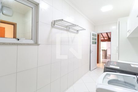 Casa de condomínio à venda com 529m², 4 quartos e 6 vagas Casa de condomínio à venda com 529m², 4 quartos e 6 vagasÁrea de serviço