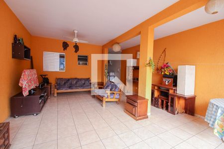 Casa à venda com 135m², 4 quartos e 2 vagas Casa à venda com 135m², 4 quartos e 2 vagasÁrea externa