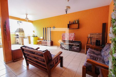 Casa à venda com 135m², 4 quartos e 2 vagas Casa à venda com 135m², 4 quartos e 2 vagasÁrea externa