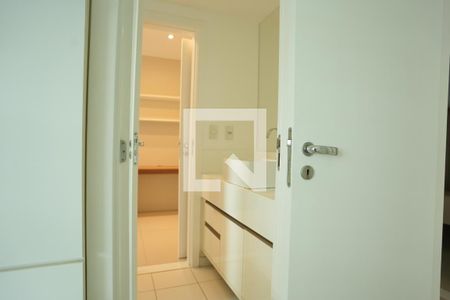 Apartamento para alugar com 146m², 5 quartos e 3 vagasBanheiro da Suíte 2 e 3