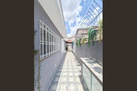 Casa à venda com 226m², 4 quartos e 4 vagasLateral