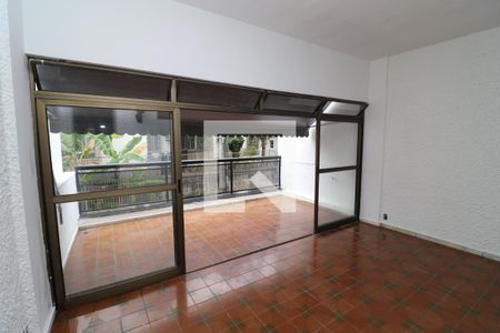 Casa de condomínio à venda com 200m², 4 quartos e 3 vagasVaranda