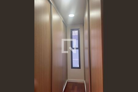 Casa de condomínio à venda com 320m², 3 quartos e 4 vagas Casa de condomínio à venda com 320m², 3 quartos e 4 vagasCloset