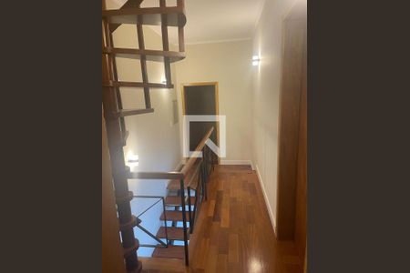 Casa de condomínio à venda com 320m², 3 quartos e 4 vagas Casa de condomínio à venda com 320m², 3 quartos e 4 vagasEscada