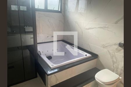 Casa de condomínio à venda com 320m², 3 quartos e 4 vagas Casa de condomínio à venda com 320m², 3 quartos e 4 vagasBanheiro