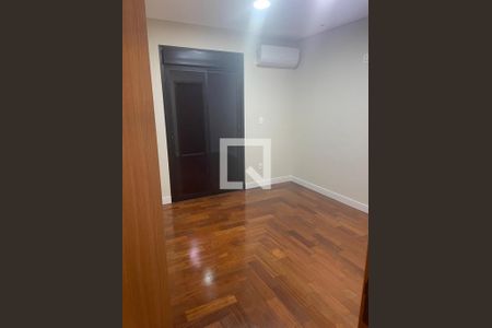 Casa de condomínio à venda com 320m², 3 quartos e 4 vagas Casa de condomínio à venda com 320m², 3 quartos e 4 vagasQuarto