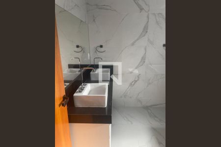 Casa de condomínio à venda com 320m², 3 quartos e 4 vagas Casa de condomínio à venda com 320m², 3 quartos e 4 vagasBanheiro