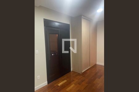 Casa de condomínio à venda com 320m², 3 quartos e 4 vagas Casa de condomínio à venda com 320m², 3 quartos e 4 vagasQuarto