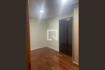 Casa de condomínio à venda com 320m², 3 quartos e 4 vagas Casa de condomínio à venda com 320m², 3 quartos e 4 vagasQuarto