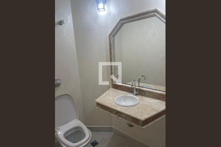 Casa de condomínio à venda com 320m², 3 quartos e 4 vagas Casa de condomínio à venda com 320m², 3 quartos e 4 vagasBanheiro