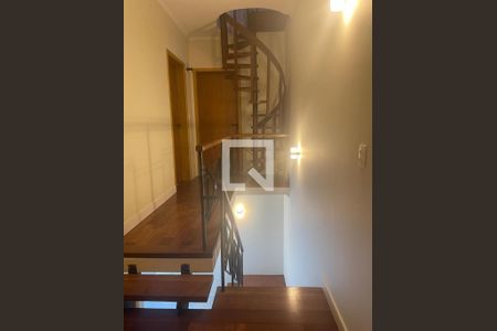 Casa de condomínio à venda com 320m², 3 quartos e 4 vagas Casa de condomínio à venda com 320m², 3 quartos e 4 vagasEscada