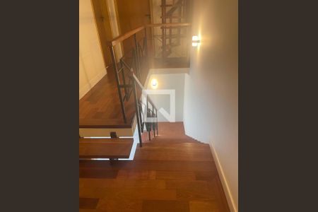 Casa de condomínio à venda com 320m², 3 quartos e 4 vagas Casa de condomínio à venda com 320m², 3 quartos e 4 vagasEscada