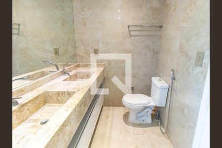 Apartamento à venda com 214m², 3 quartos e 3 vagasBanheiro da Suíte 1