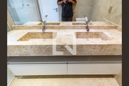 Apartamento à venda com 214m², 3 quartos e 3 vagasBanheiro da Suíte 1