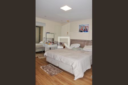 Quarto 01 com Suíte e Closet de casa para alugar com 3 quartos, 300m² em Vila America, São Paulo