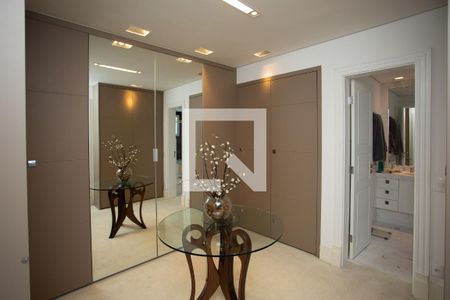 Apartamento à venda com 260m², 3 quartos e 4 vagas Apartamento à venda com 260m², 3 quartos e 4 vagasCloset da suíte 2