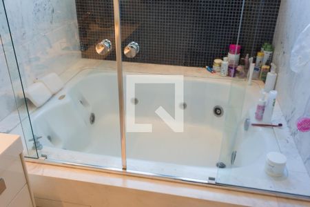 Apartamento à venda com 260m², 3 quartos e 4 vagas Apartamento à venda com 260m², 3 quartos e 4 vagasBanheiro 2 da Suíte 2